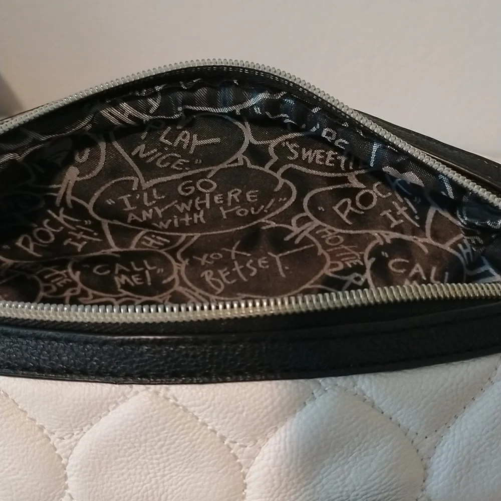 XOX BETSY JOHNSON PURSE Cream, Black, and Gold Heart Bag. - Picture 14 of 14